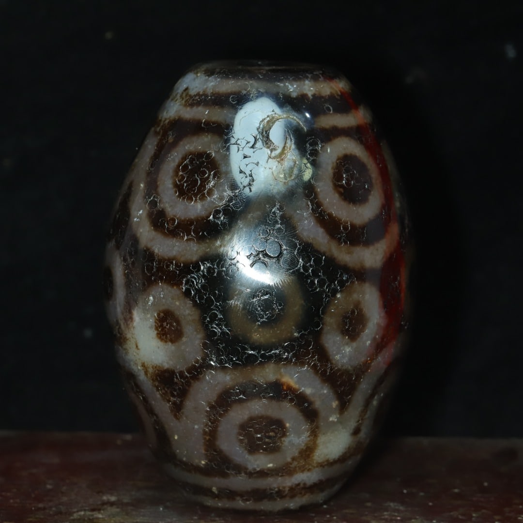 A piece of exquisite twenty-eyed Dzi: Exquisite twenty-eyed dzi Size:98x67mm W:0.682kg (The Dimensions Of All Batches Are Manually Measured.If You Need More Detailed Information, Please Contact Our Customer Service Before Bidding.)