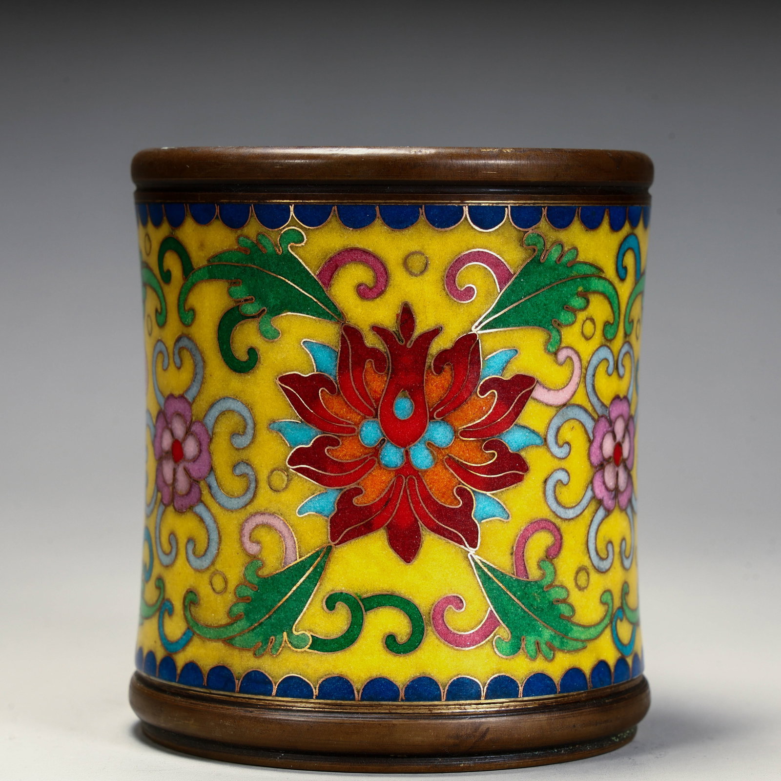 A Qing Dynasty copper tire cloisonne enamel entwined floral pattern pen holder: Qing Dynasty copper tire cloisonne enamel entwined floral pattern pen holder Size: H:10cm L: 9cm W:9cm W:137.8g (The Dimensions Of All Batches Are Manually Measured.If You Need More Detailed Informati