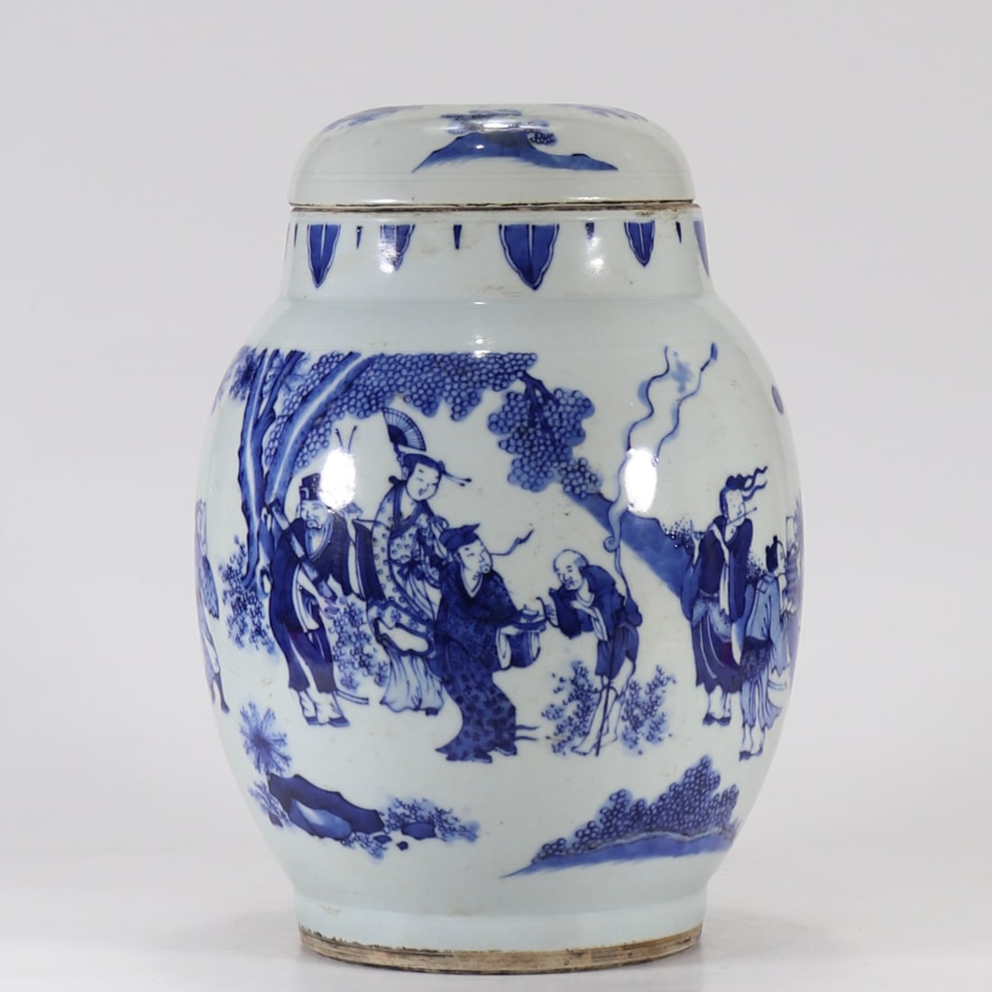 A blue and white character story picture made in the Ming Dynasty Chongzhen year, lotus seed lid jar: The blue and white character story picture of the Ming Dynasty Chongzhen year lotus seed lid jar Size:H:28.6cm Calibre:14.2cm (The Dimensions Of All Batches Are Manually Measured.If You Need More Deta