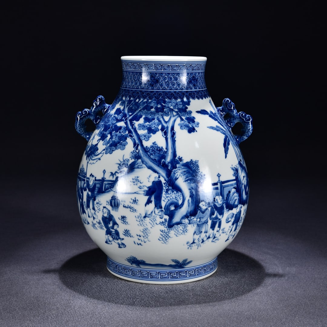 A blue and white baby play picture amphora made in the Qianlong period of the Qing Dynasty: The blue and white baby play picture of the Qianlong era of the Qing Dynasty is binaural Size:H:34x25cm (The Dimensions Of All Batches Are Manually Measured.If You Need More Detailed Information, Plea