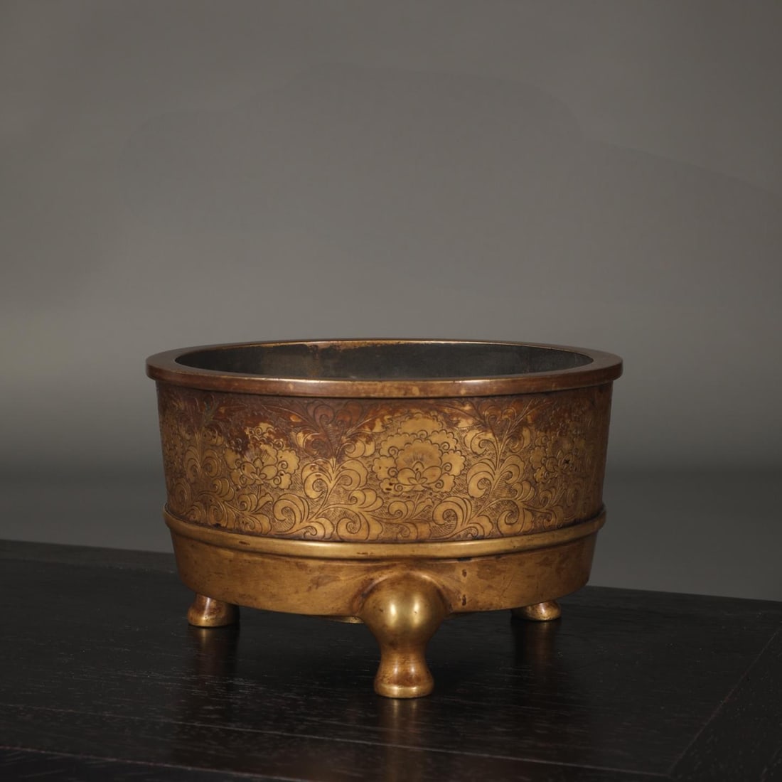 A Ming Dynasty precision-cast copper tire entwined lotus pattern cylinder furnace: The Ming Dynasty's finely cast copper-tired lotus-patterned cylinder furnace Size:H:8.8cm Calibre:14.7cm W:2.2kg (The Dimensions Of All Batches Are Manually Measured.If You Need More Detailed Informat