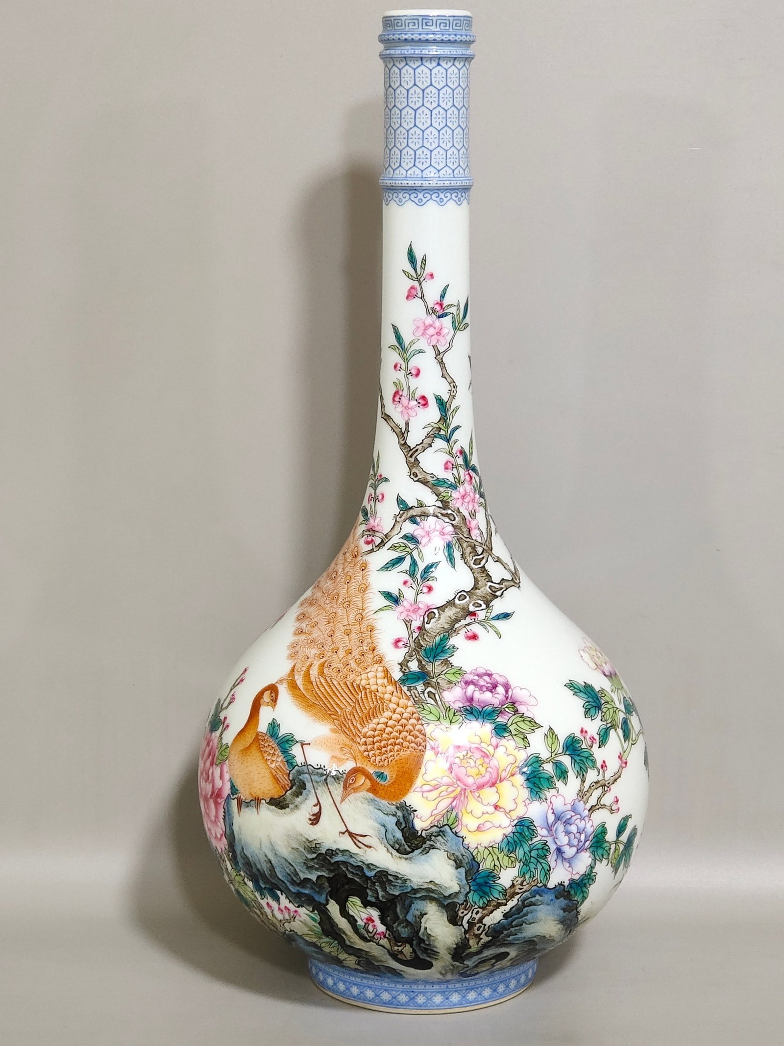 A long-necked bottle of the Qing Dynasty's emerald peony peacock inscription (1 of 8)
