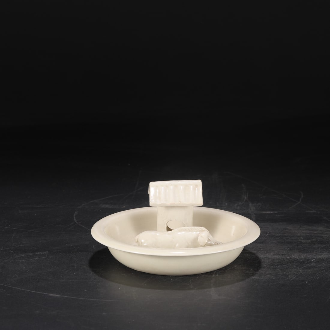 A white glaze stacked pig pen from the Song Dynasty Ding kiln: The white glaze stacked pig pen of the Song Dynasty Ding kiln Size:H:9.5cm D:19cm (The Dimensions Of All Batches Are Manually Measured.If You Need More Detailed Information, Please Contact Our Custome