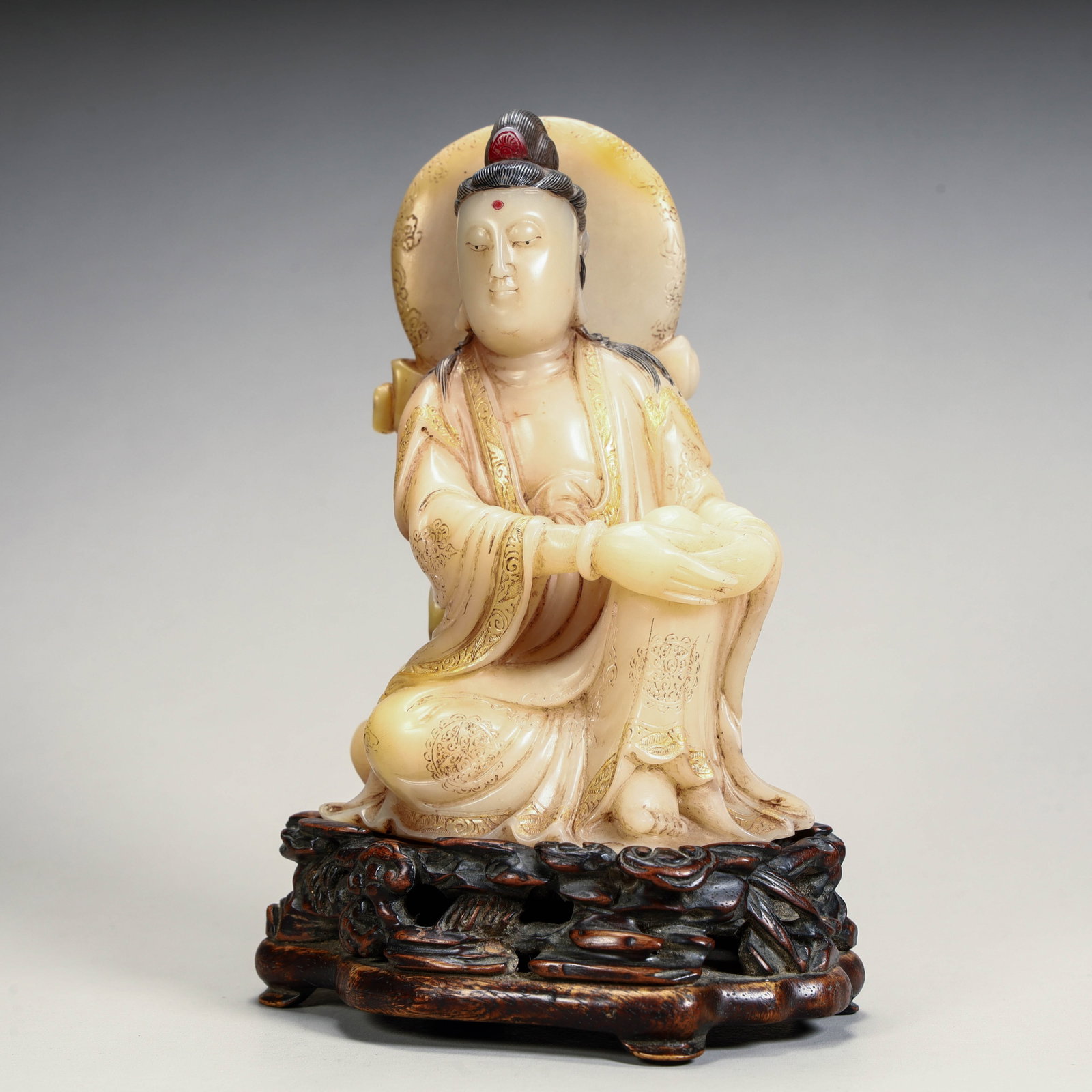 A beautiful stone carving of Guanyin in Shoushan (1 of 11)