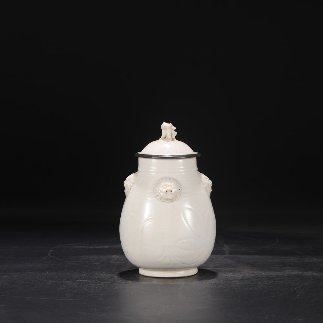 A white-glazed carved flower-patterned silver-mouthed beast ear lid jar from the Song Dynasty Ding: The white glaze of the Song Dynasty Ding kiln carved flower pattern silver mouth beast ear lid jar Size:H:17.5cm Calibre:6.5cm Belly diameter:10.5cm (The Dimensions Of All Batches Are Manually Measure
