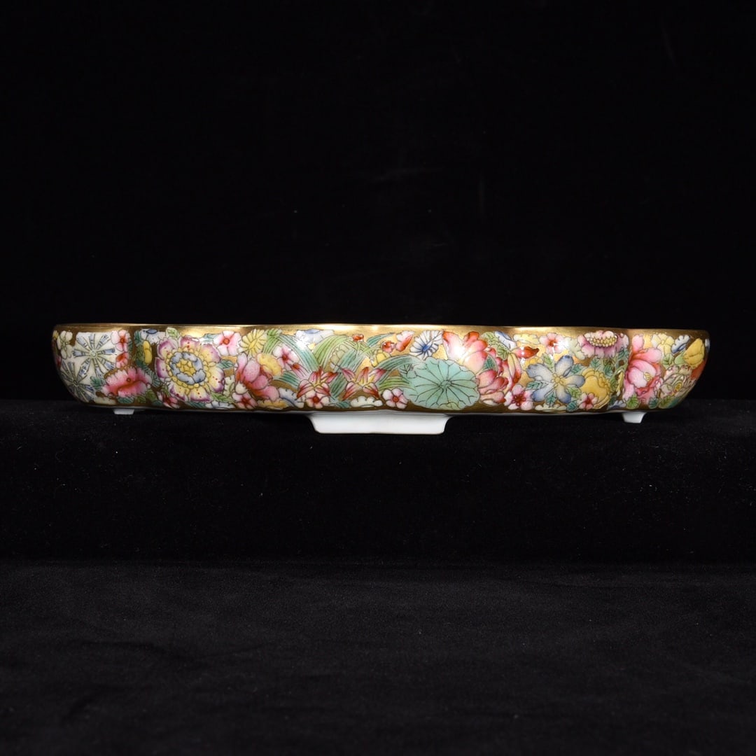 A floral pattern gilt plate made in the Qianlong period of the Qing Dynasty: Qing Dynasty Qianlong year flower pattern gilt plate Size:2.5x17.5x12.5cm (The Dimensions Of All Batches Are Manually Measured.If You Need More Detailed Information, Please Contact Our Customer Servic