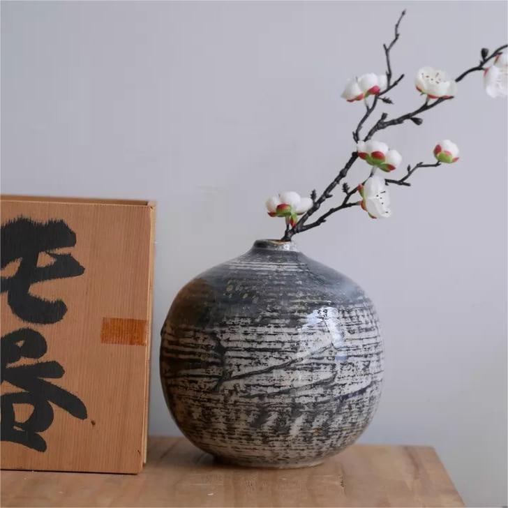 A beautiful Japanese Shino vase (1 of 8)