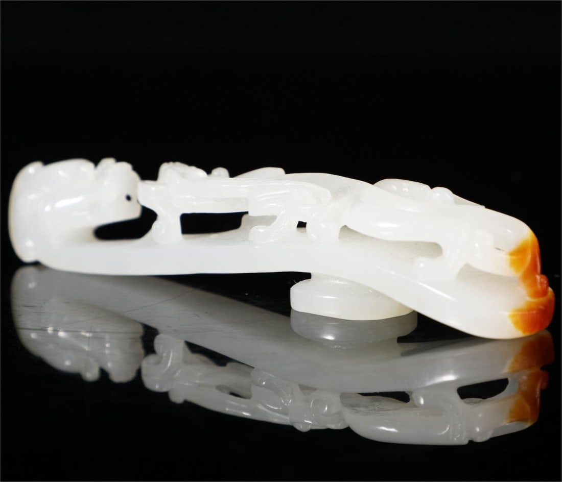 A piece of exquisite Hetian jade hollow dragon hook: Exquisite Hetian jade hollow dragon hook Size:L:10cm W:2cm W:0.04kg (The Dimensions Of All Batches Are Manually Measured.If You Need More Detailed Information, Please Contact Our Customer Service