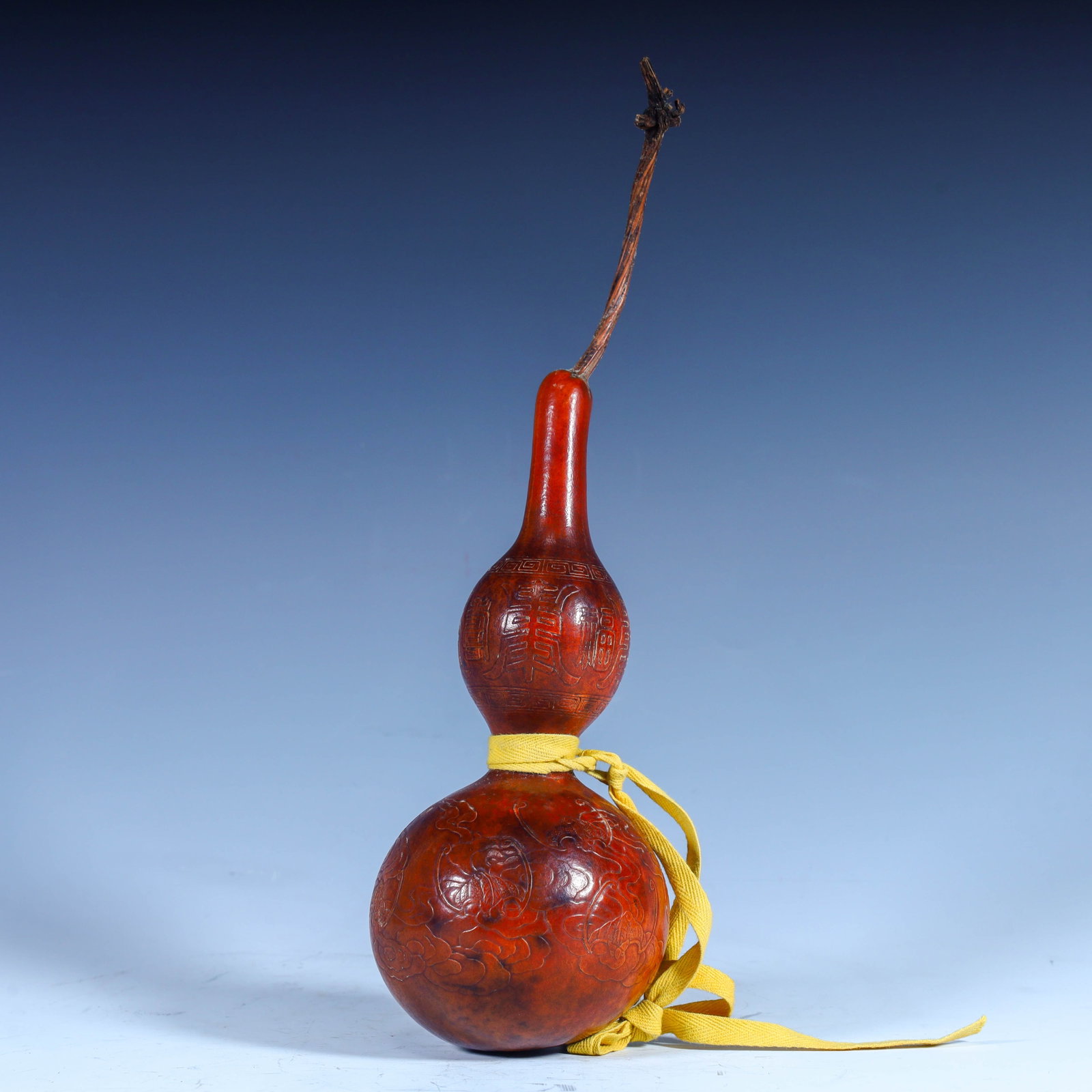 A Qing Dynasty carved Fushou patterned gourd: The Qing Dynasty's carved Fushou patterned gourd SIZE: H:28cm W:8cm W:60.7g (The Dimensions Of All Batches Are Manually Measured.If You Need More Detailed Information, Please Contact Our Customer