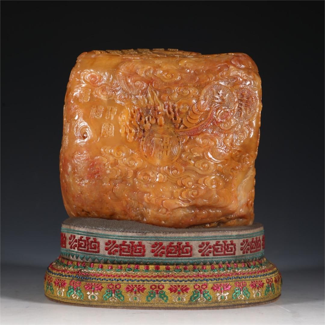 A Qing Dynasty Shoushan Tianhuang ornament: Qing Dynasty Shoushan Tianhuang ornament Size:H:11.5cm W:12.5cm W:2.054kg (The Dimensions Of All Batches Are Manually Measured.If You Need More Detailed Information, Please Contact Our Customer Servic