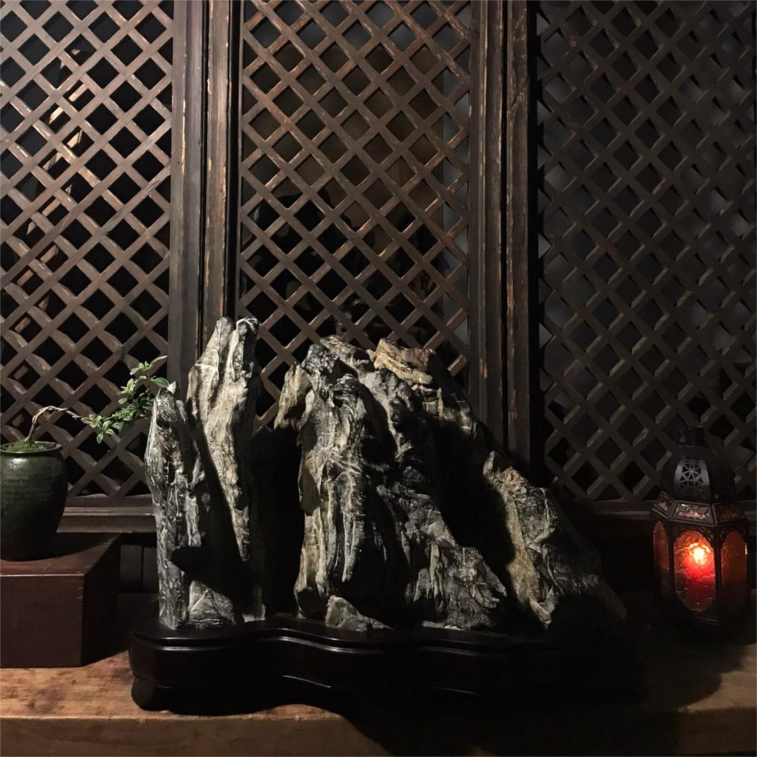 A fine Lingbi stone: Exquisite Lingbi stone Size:L:65cm W:46cm T:46cm (The Dimensions Of All Batches Are Manually Measured.If You Need More Detailed Information, Please Contact Our Customer Service Before Bidding.)