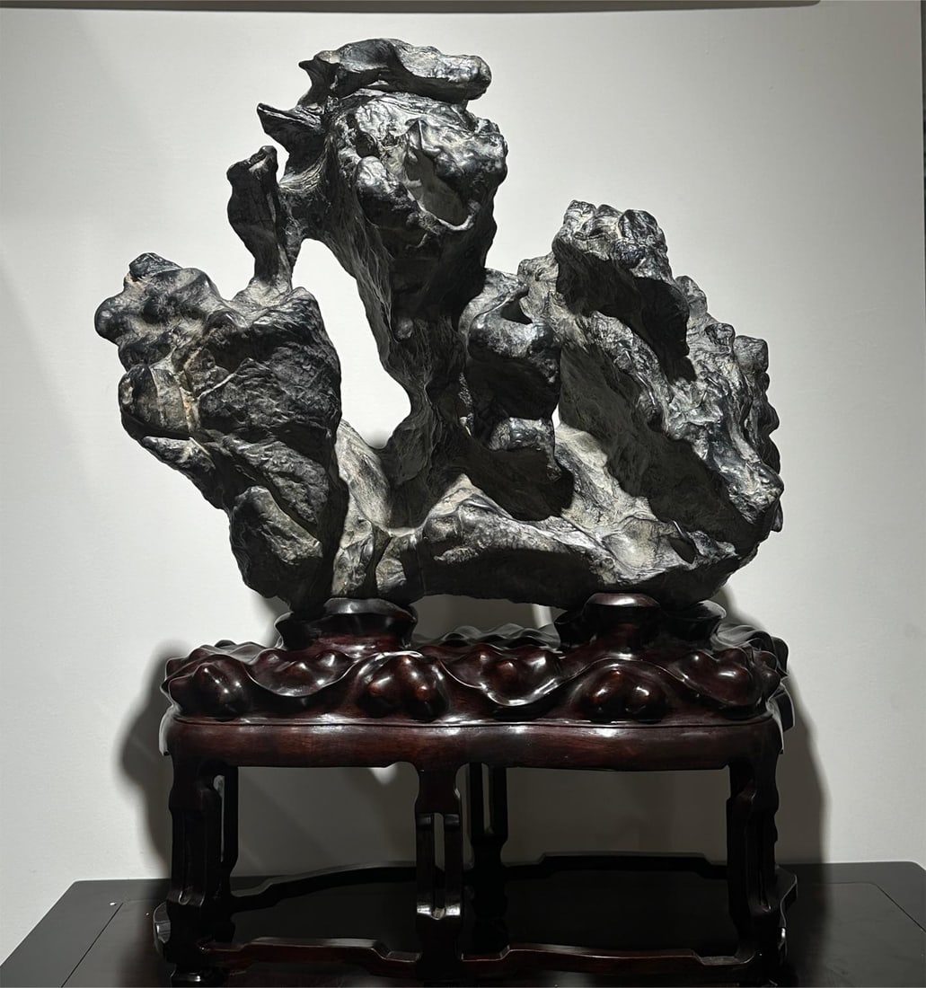 A beautiful Lingbi stone is surging: The exquisite Lingbi stone is surging Size:H:72cm W:54cm T:26cm (The Dimensions Of All Batches Are Manually Measured.If You Need More Detailed Information, Please Contact Our Customer Service Before B