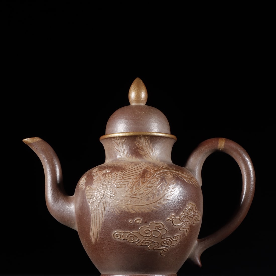 A clay painting gold-painted poetry phoenix holding a purple clay pot made in the Kangxi period of: The clay painting of the Kangxi year of the Qing Dynasty is painted with gold poetry and phoenix holding a pot and purple clay pot Size:H:15.5x17.8cm (The Dimensions Of All Batches Are Manually