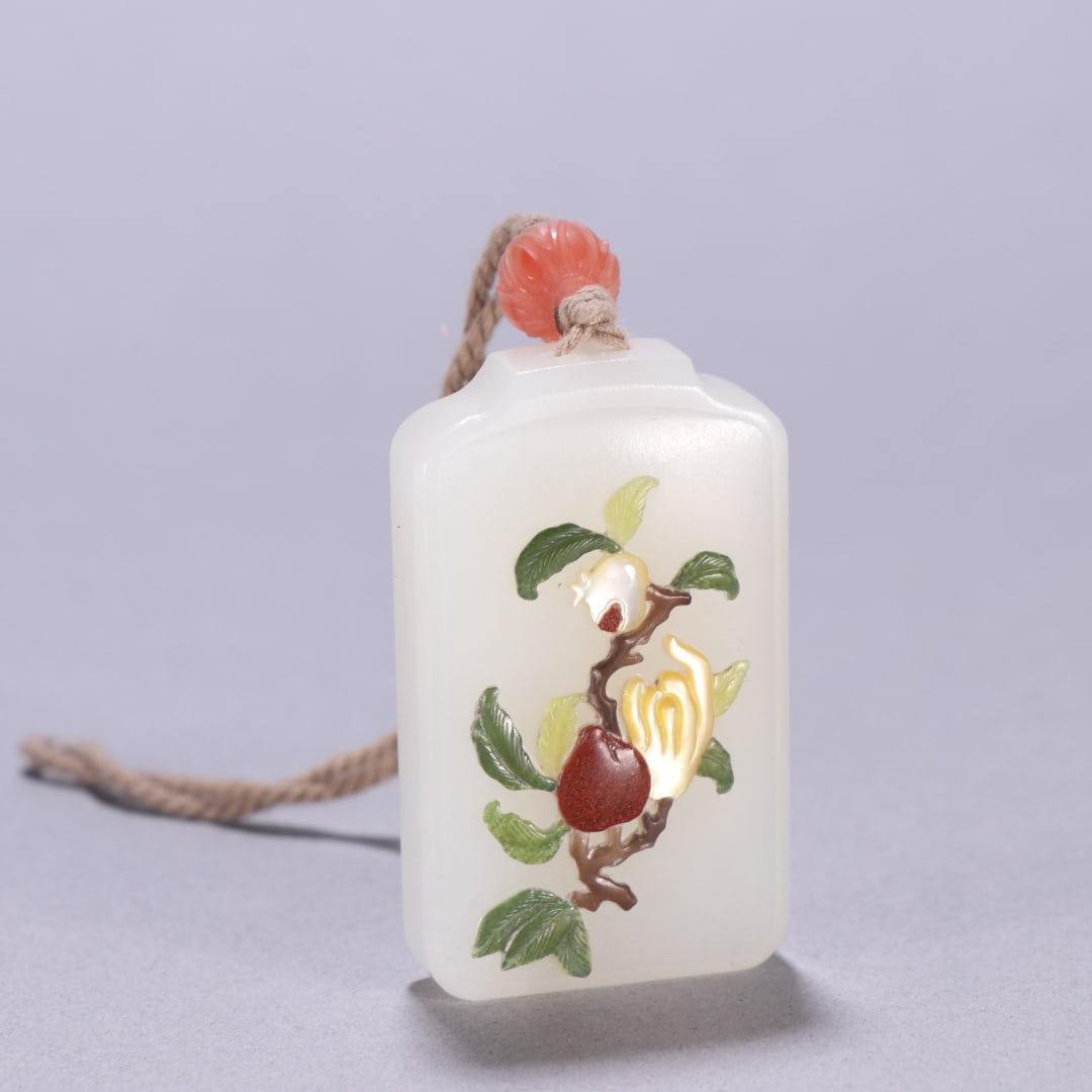 A piece of Hetian jade inlaid with a hundred treasures of the Qing Dynasty was listed: The Hetian jade inlaid Hundred Treasures Fushou of the Qing Dynasty were listed Size:H:4.9cm W:2.9cm W:0.0463kg (The Dimensions Of All Batches Are Manually Measured.If You Need More Detailed