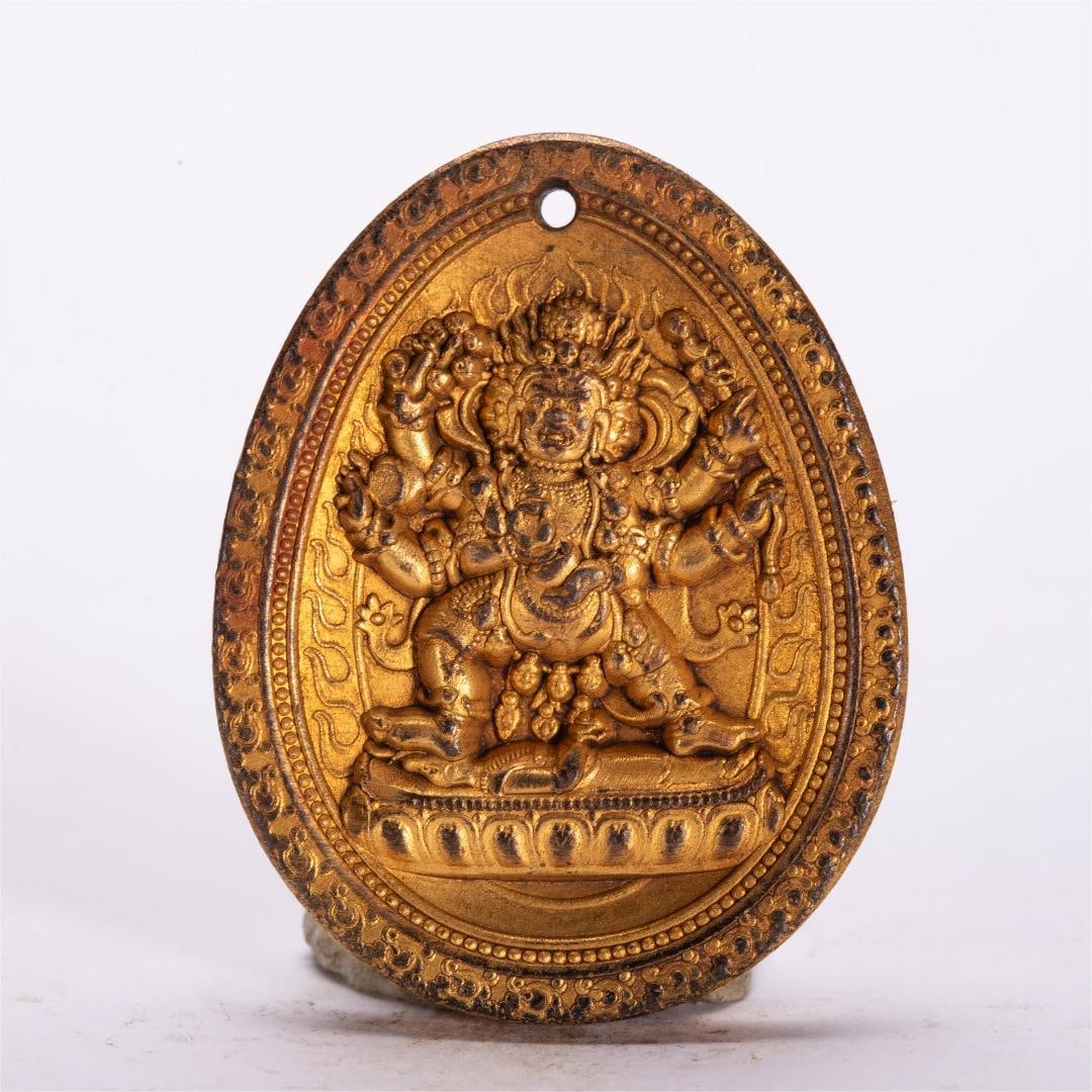 A fine copper-gilt plaque: Exquisite copper gilt plaque Size:L:4.5x3.5cm W:0.04kg (The Dimensions Of All Batches Are Manually Measured.If You Need More Detailed Information, Please Contact Our Customer Service Before Bidding.)