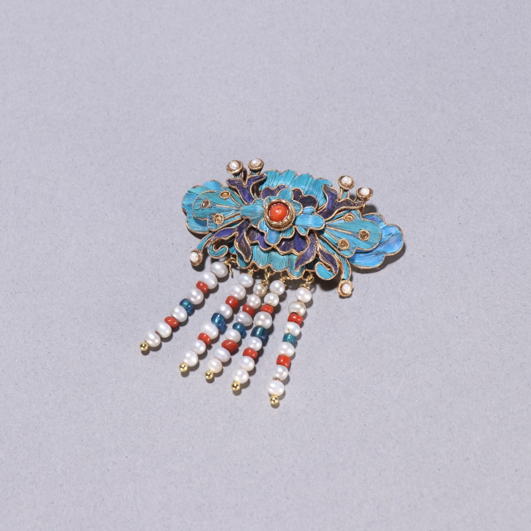 A brooch with a copper gilt dot emerald pattern from the Qing Dynasty: Qing Dynasty copper gilt dot emerald pattern brooch Size:W:5.4x5.1cm W:0.01kg (The Dimensions Of All Batches Are Manually Measured.If You Need More Detailed Information, Please Contact Our Customer Se