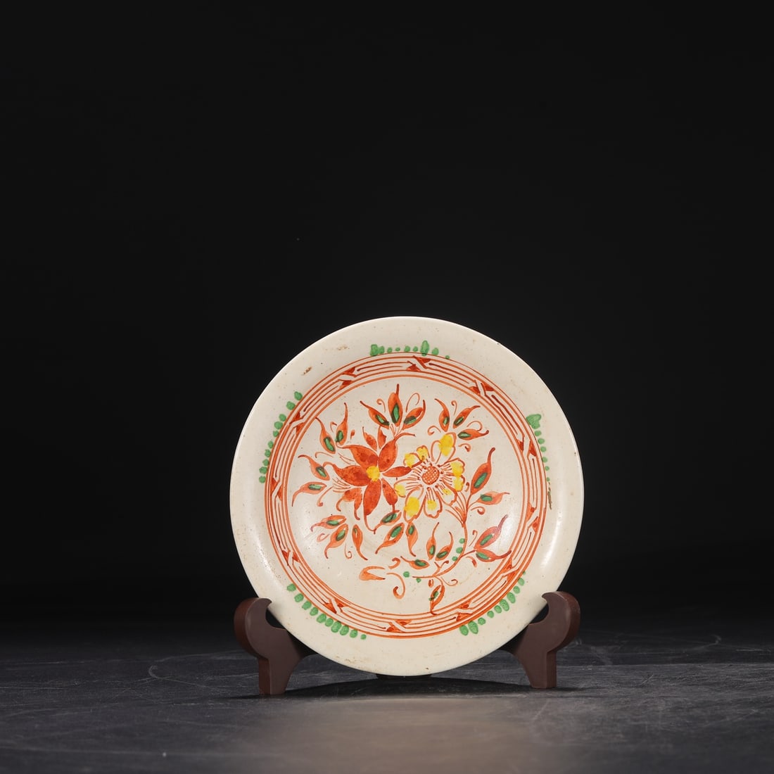 A large plate with red and green floral patterns from the Liao and Jin dynasties: Red and green floral pattern plate from the Liao and Jin dynasties Size:H:3.5cm D:16cm (The Dimensions Of All Batches Are Manually Measured.If You Need More Detailed Information, Please Contact Our Cu
