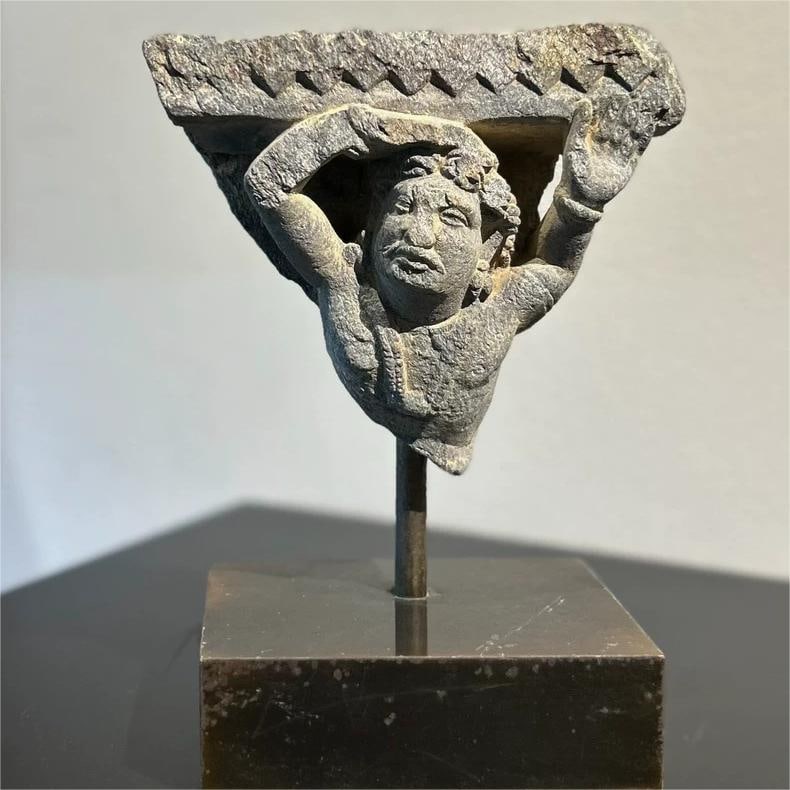 A fine Gandhara art artifact: Exquisite Gandhara art artifacts Size:H:11cm (The Dimensions Of All Batches Are Manually Measured.If You Need More Detailed Information, Please Contact Our Customer Service Before Bidding.)