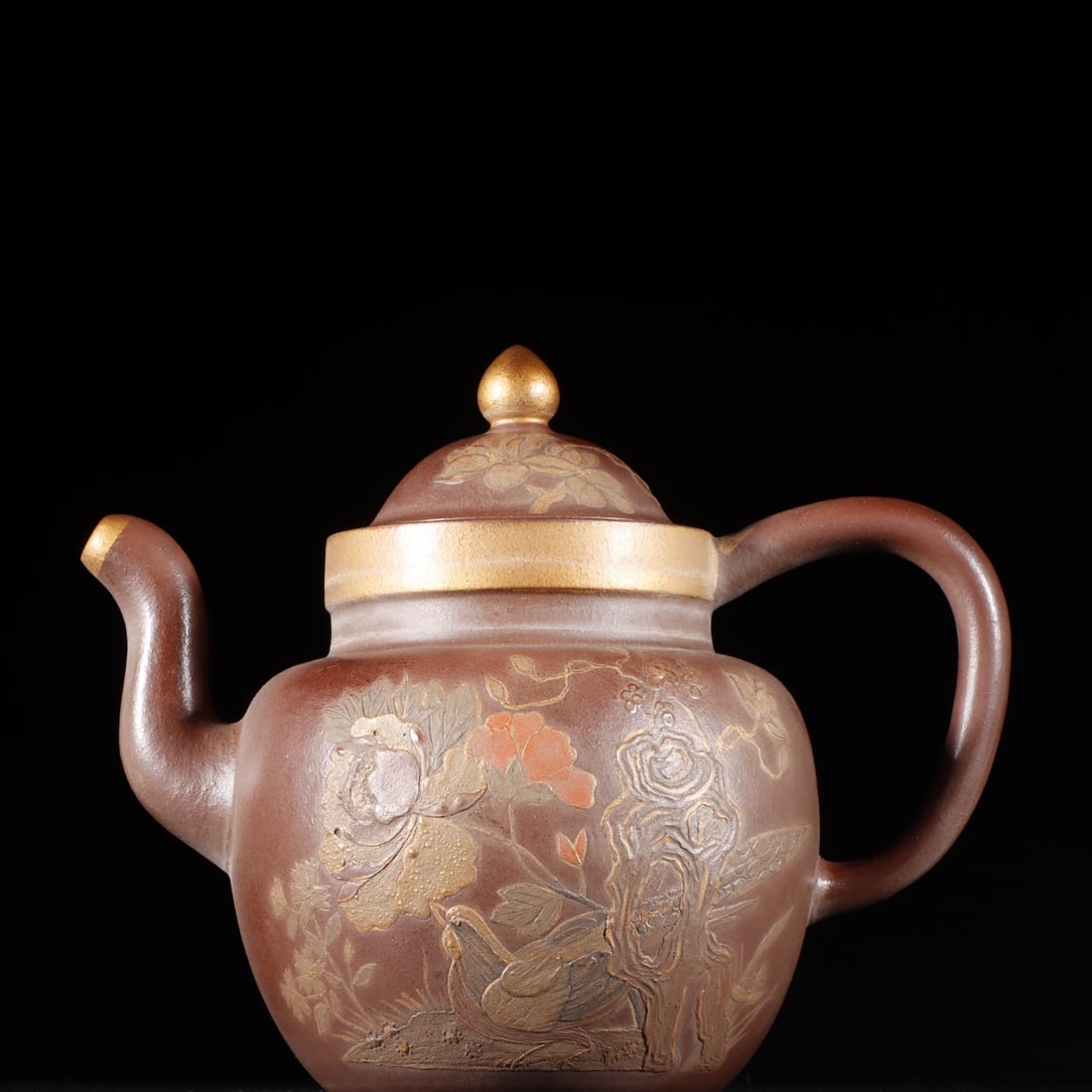A clay painting made in the Yongzheng year of the Qing Dynasty with gold painting poetry and flowers: The clay painting of the Yongzheng year of the Qing Dynasty painted with gold painting poetry and flowers holding the pot and purple clay pot Size:H:12.2x15cm (The Dimensions Of All Batches Are Manual