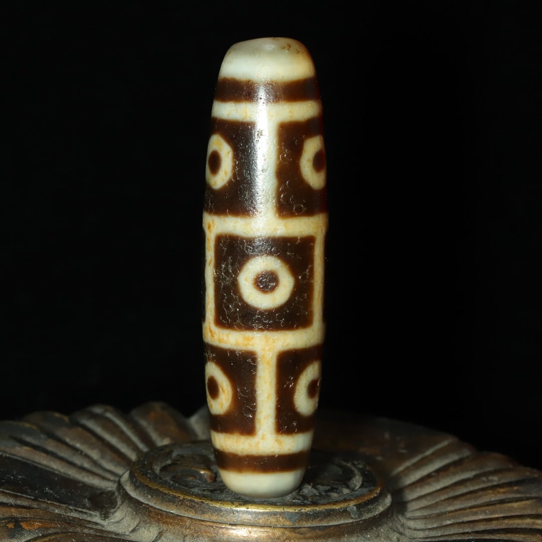 A beautiful nine-eyed dzi: Exquisite nine-eyed Dzi Size:55x15mm W:0.02kg (The Dimensions Of All Batches Are Manually Measured.If You Need More Detailed Information, Please Contact Our Customer Service Before Bidding.)