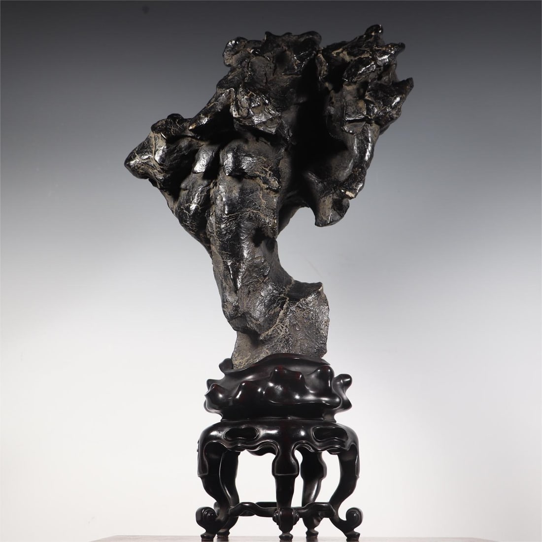 A beautiful Taihu Shishanzi ornament (1 of 7)