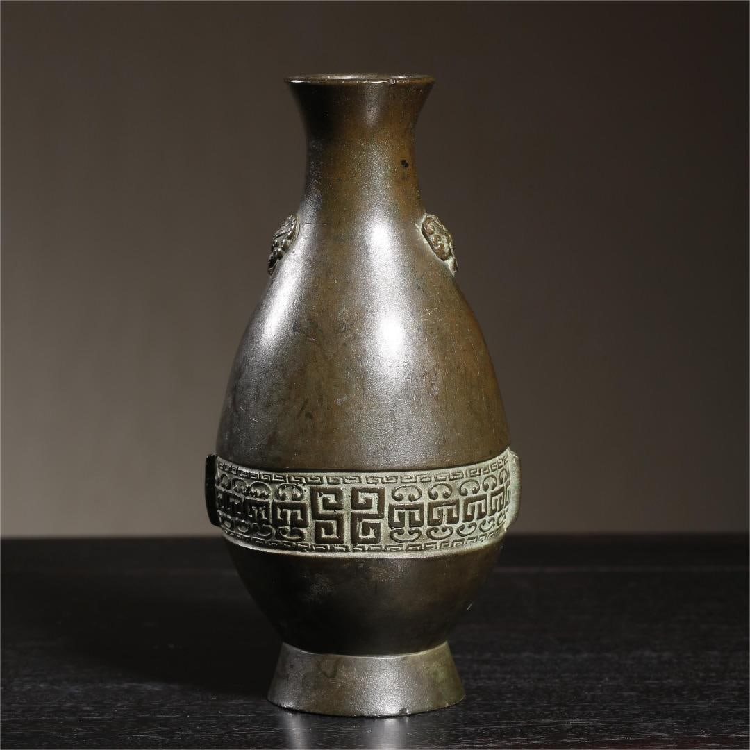 A Qing Dynasty animal head ruyi pattern appreciation vase: The Qing Dynasty's beast head ruyi pattern appreciation bottle Size:H:15cm W:0.46kg (The Dimensions Of All Batches Are Manually Measured.If You Need More Detailed Information, Please Contact Our Custo