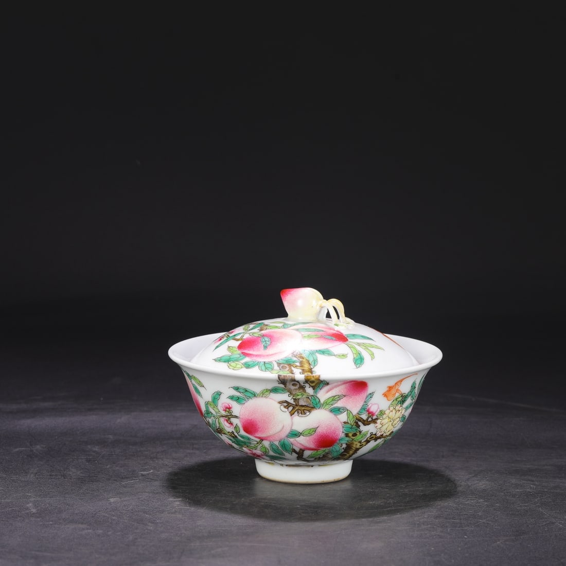 A pastel nine-peach pattern large gaiwan made in the Qianlong period of the Qing Dynasty: Qing Dynasty Qianlong year pastel nine-peach pattern large gaiwan Size:H:11.5cm Calibre:16.5cm (The Dimensions Of All Batches Are Manually Measured.If You Need More Detailed Information, Please Contac