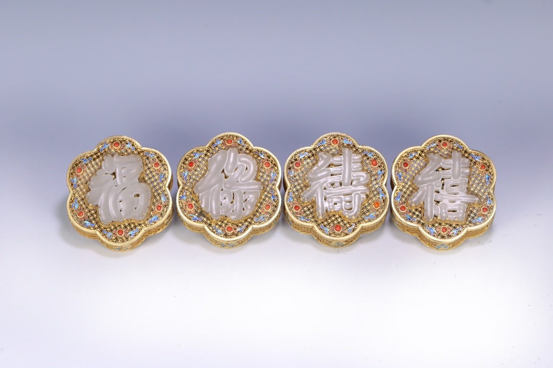 A set of exquisite silver gilt filigree inlaid Hetian jade Fulu shouki lid box: Exquisite silver gilt filigree inlaid Hetian jade Fulu shouki lid box Size:8x3cm W:0.4844kg (The Dimensions Of All Batches Are Manually Measured.If You Need More Detailed Information, Please Contact O