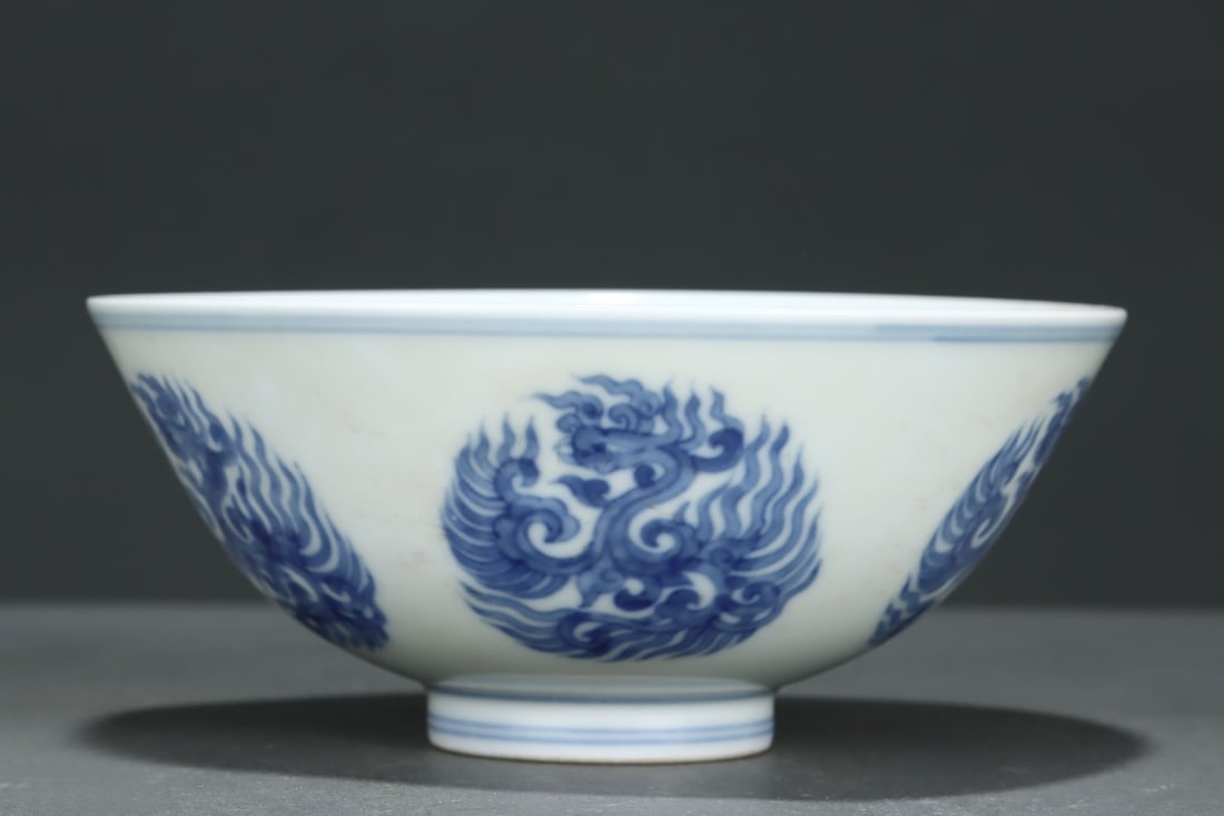 A blue and white group phoenix pattern palace bowl made in the Chenghua year of the Ming Dynasty: The blue and white group phoenix pattern palace bowl made in the Ming Dynasty Chenghua year Size:H:6.3cm Belly diameter:14.5cm (The Dimensions Of All Batches Are Manually Measured.If You Need More Det