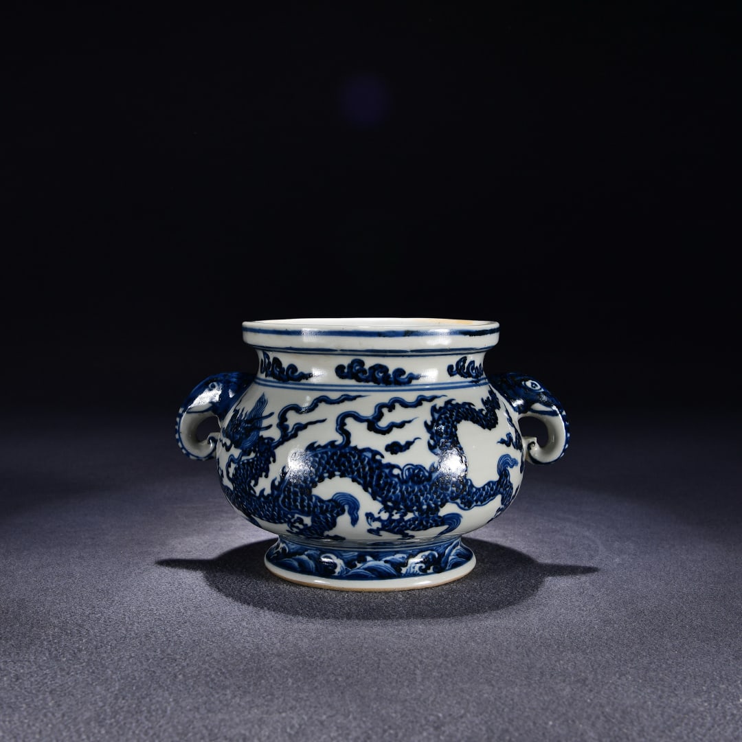 A blue and white auspicious cloud dragon pattern amphora made in the Xuande period of the Ming: The blue and white auspicious cloud dragon pattern amphora made in the Ming Dynasty Xuande year Size:H:16x27cm (The Dimensions Of All Batches Are Manually Measured.If You Need More Detailed Informatio