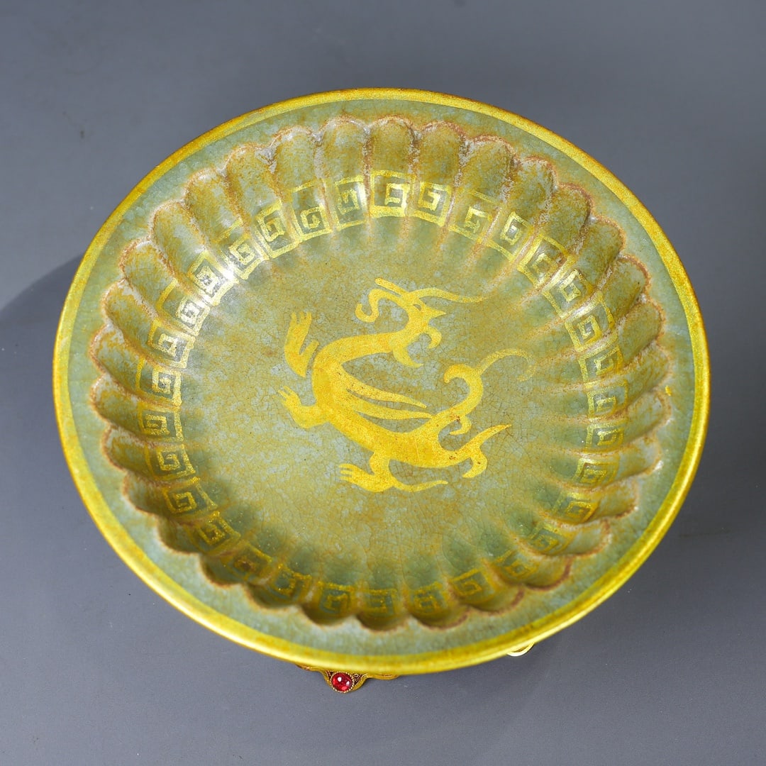 A fine filigree inlaid with gold-painted porcelain snack plate: Exquisite filigree inlaid with gold-painted porcelain dim sum plates Size:H:8cm W:20cm W:0.788kg (The Dimensions Of All Batches Are Manually Measured.If You Need More Detailed Information, Please Cont