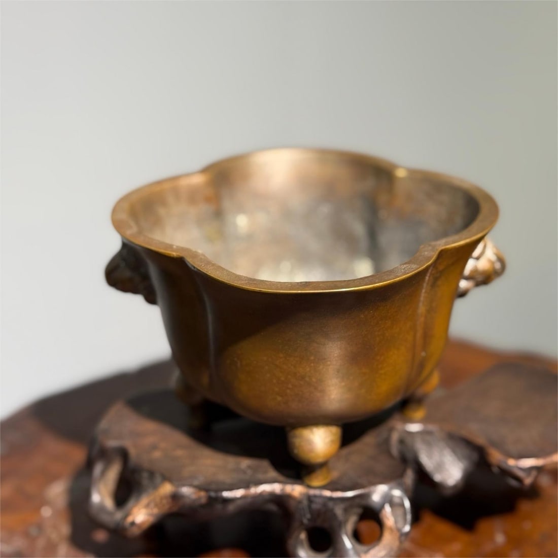 A copper begonia incense burner from the Ming Dynasty: The copper begonia incense burner of the Ming Dynasty Size:W:13.5cm H:8.3cm W:0.99kg (The Dimensions Of All Batches Are Manually Measured.If You Need More Detailed Information, Please Contact Our Cust