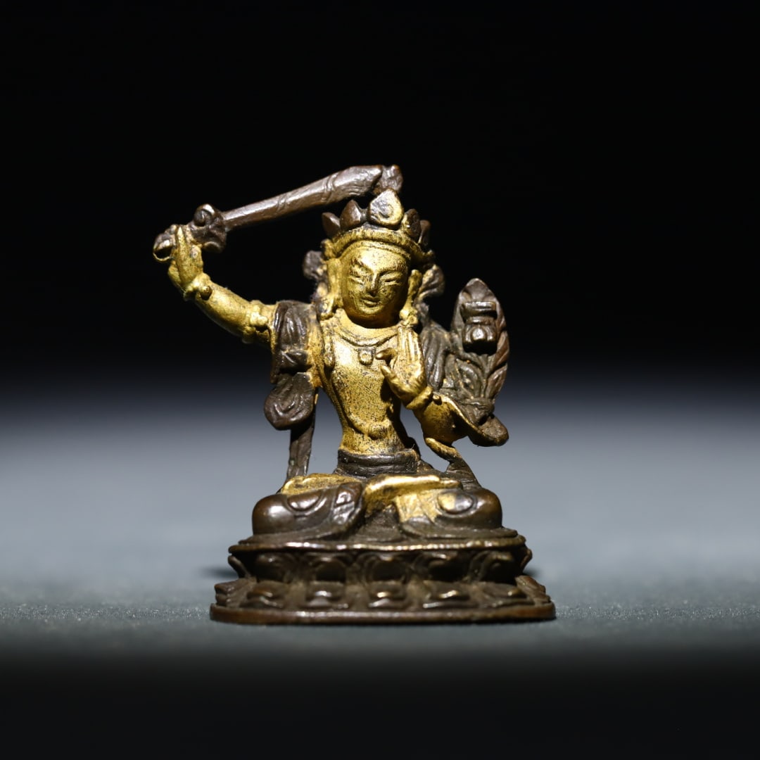 A statue of Manjushri Buddha holding a sword made in Beijing in the Qing Dynasty: The Qing Dynasty's Beijing made a statue of Manjushri Buddha holding a sword Size:H:4.1cm Bottom:3.1x2cm W:0.0318kg (The Dimensions Of All Batches Are Manually Measured.If You Need More Detailed Infor