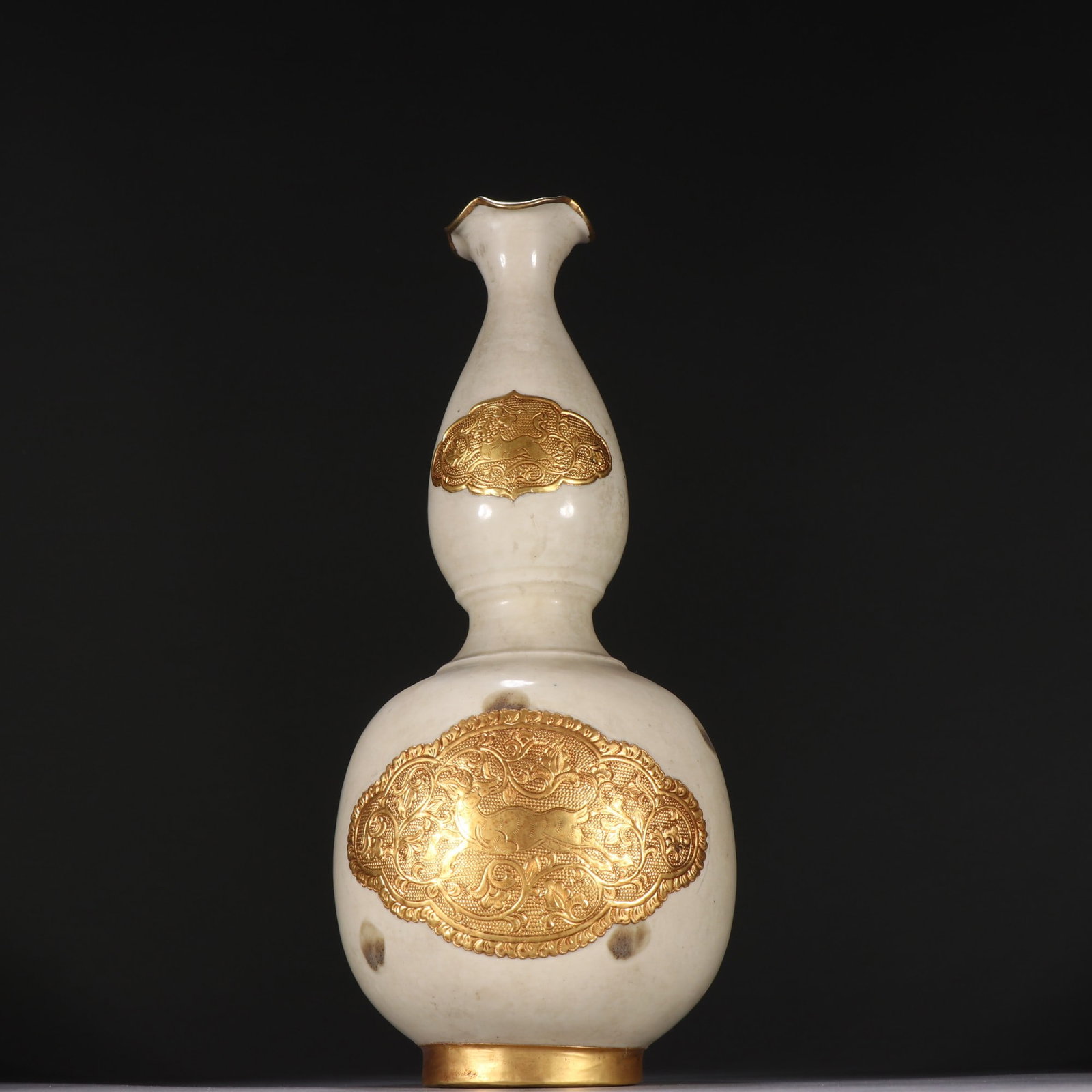 A gourd bottle with gold auspicious beast pattern from the Song Dynasty Ding kiln: The golden beast pattern gourd bottle of the Song Dynasty Ding kiln Size:H:28.5cm W:12.7cm (The Dimensions Of All Batches Are Manually Measured.If You Need More Detailed Information, Please Contact Ou