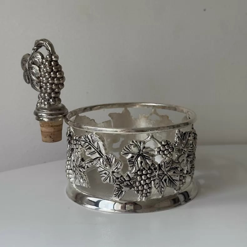 A fine silver-plated red wine holder wine stopper (1 of 7)