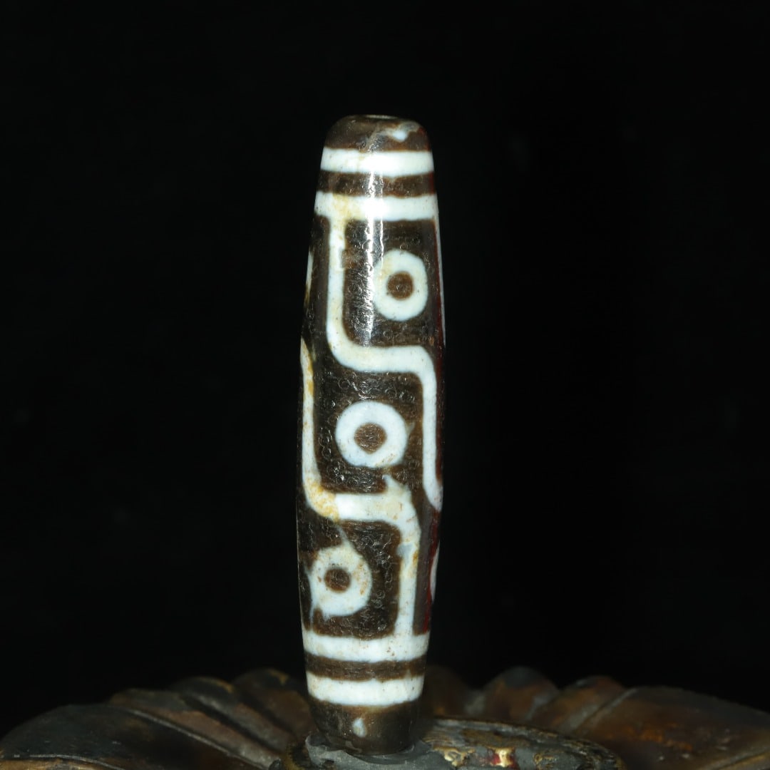 A beautiful nine-eyed dzi (1 of 9)