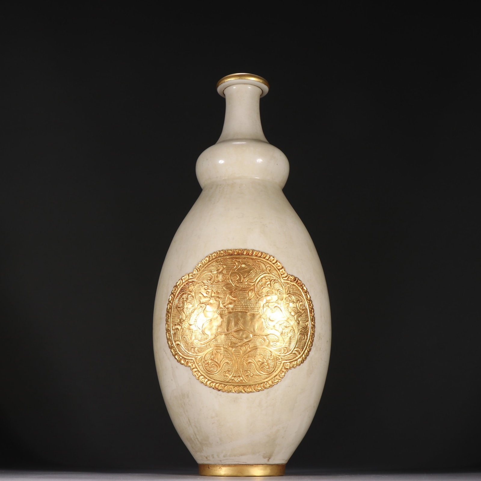 A gourd bottle with gold auspicious beast pattern from the Song Dynasty Ding kiln: The golden beast pattern gourd bottle of the Song Dynasty Ding kiln Size:29x12.5cm (The Dimensions Of All Batches Are Manually Measured.If You Need More Detailed Information, Please Contact Our Custom