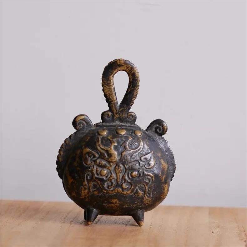 A beautiful old bronze bell with double-sided relief gluttonous pattern standing on four legs: Exquisite old bronze bells, double-sided relief gluttonous patterns, standing on four legs Size:H:15cm W:0.4365kg (The Dimensions Of All Batches Are Manually Measured.If You Need More Detailed Informa