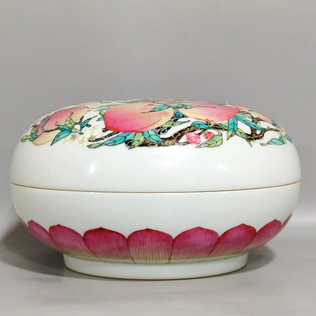 A box of eight peach lotus petals from the Qing Dynasty: The eight peach lotus petal fruit box of the Qing Dynasty Size:H:11cm D:19cm (The Dimensions Of All Batches Are Manually Measured.If You Need More Detailed Information, Please Contact Our Customer