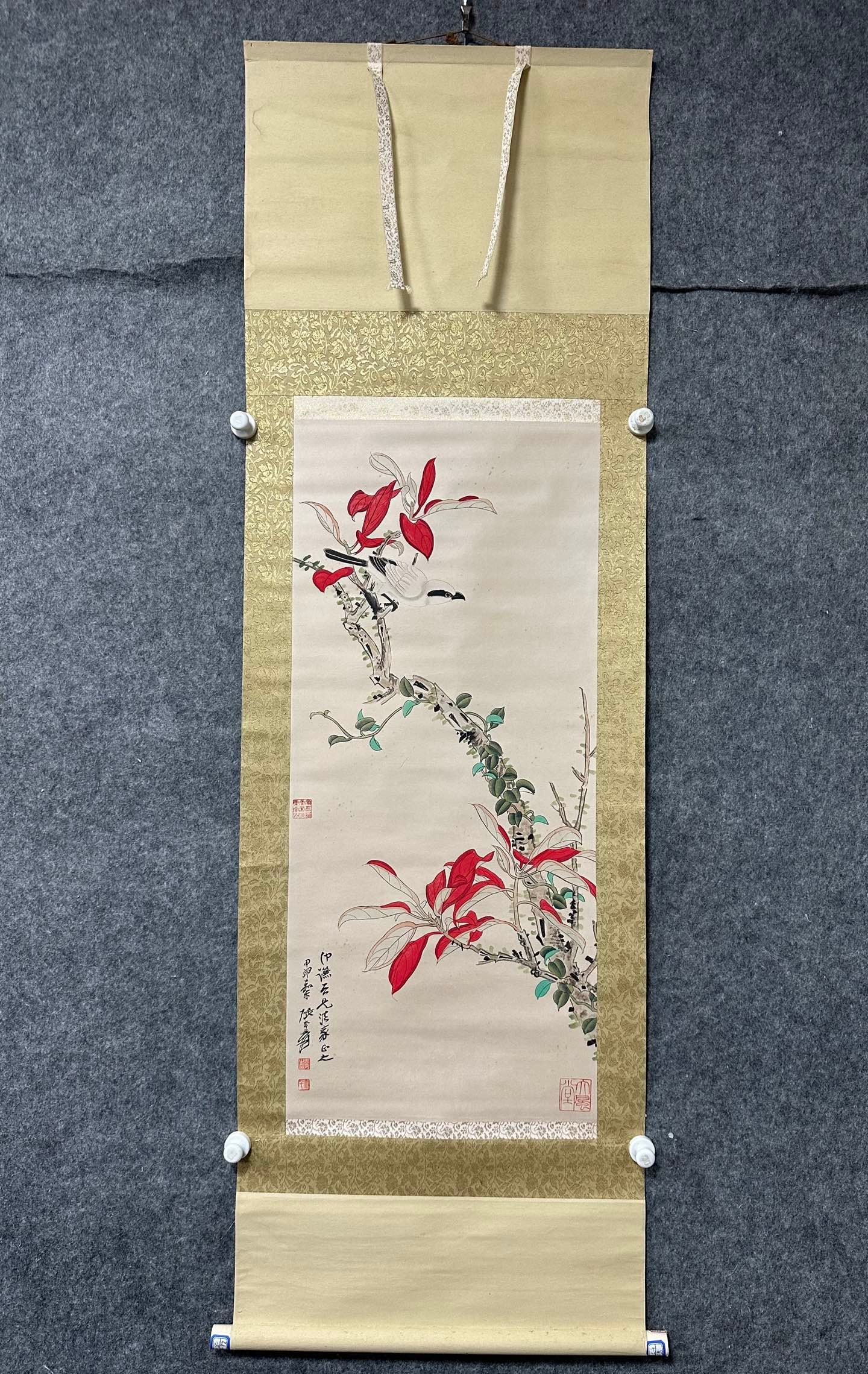 A piece of old mounting scroll of Zhang Daqian's Red Leaves and Birds: Zhang Daqian's 'Red Leaves and Birds' Painting Mounted on an Old Scroll Size: 40.5x92cm Size: 40.5x92cm (The Dimensions Of All Batches Are Manually Measured.If You Need More Detailed Information, Plea
