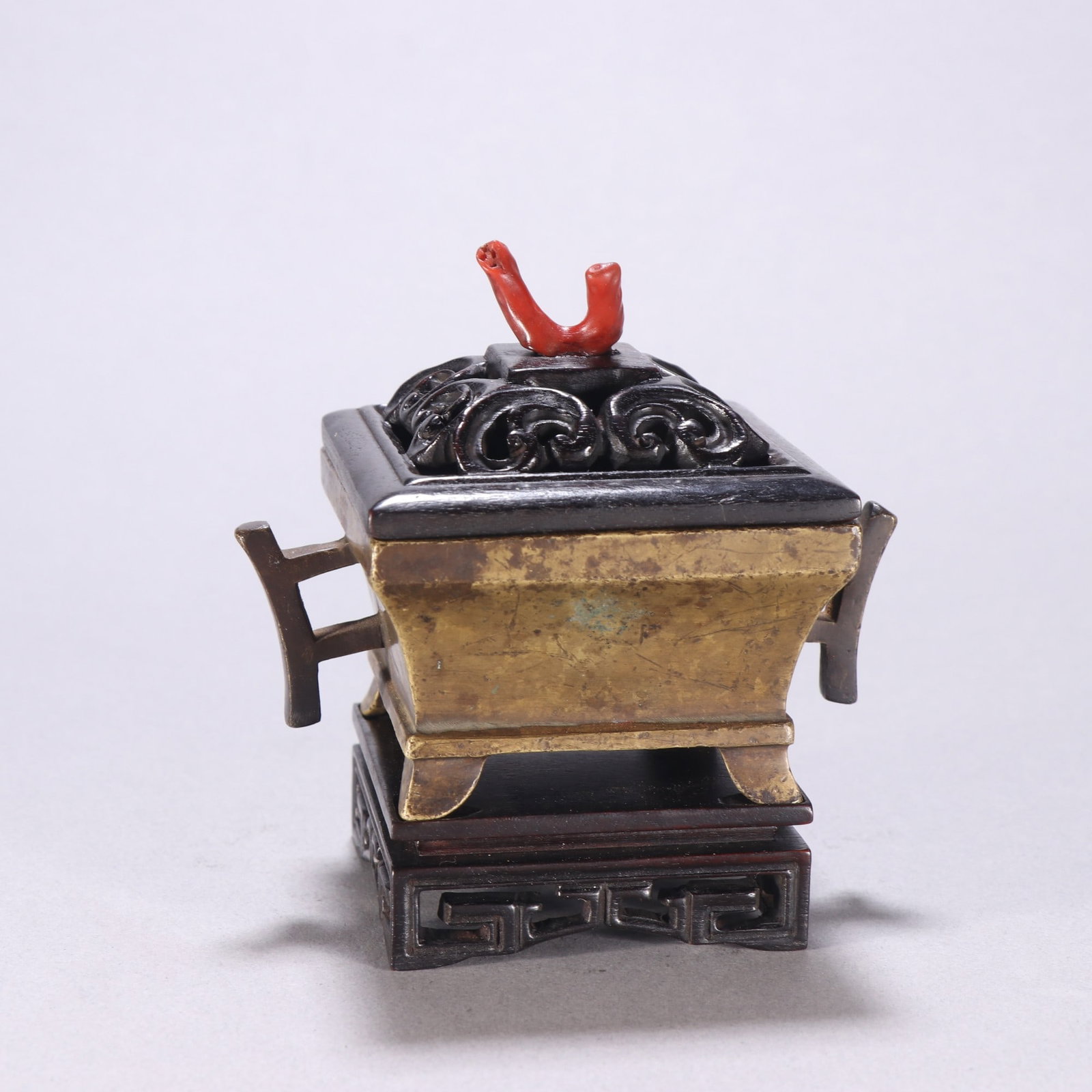 A copper double-halberd-ear incense burner made during the Xuande period of the Ming Dynasty: A copper double-halberd-eared incense burner made during the Xuande period of the Ming Dynasty Size: H:9.3cm W: 8.8cm W: 0.35kg Size: H:9.3cm W: 8.8cm W: 0.35kg (The Dimensions Of All Batches Are Manu