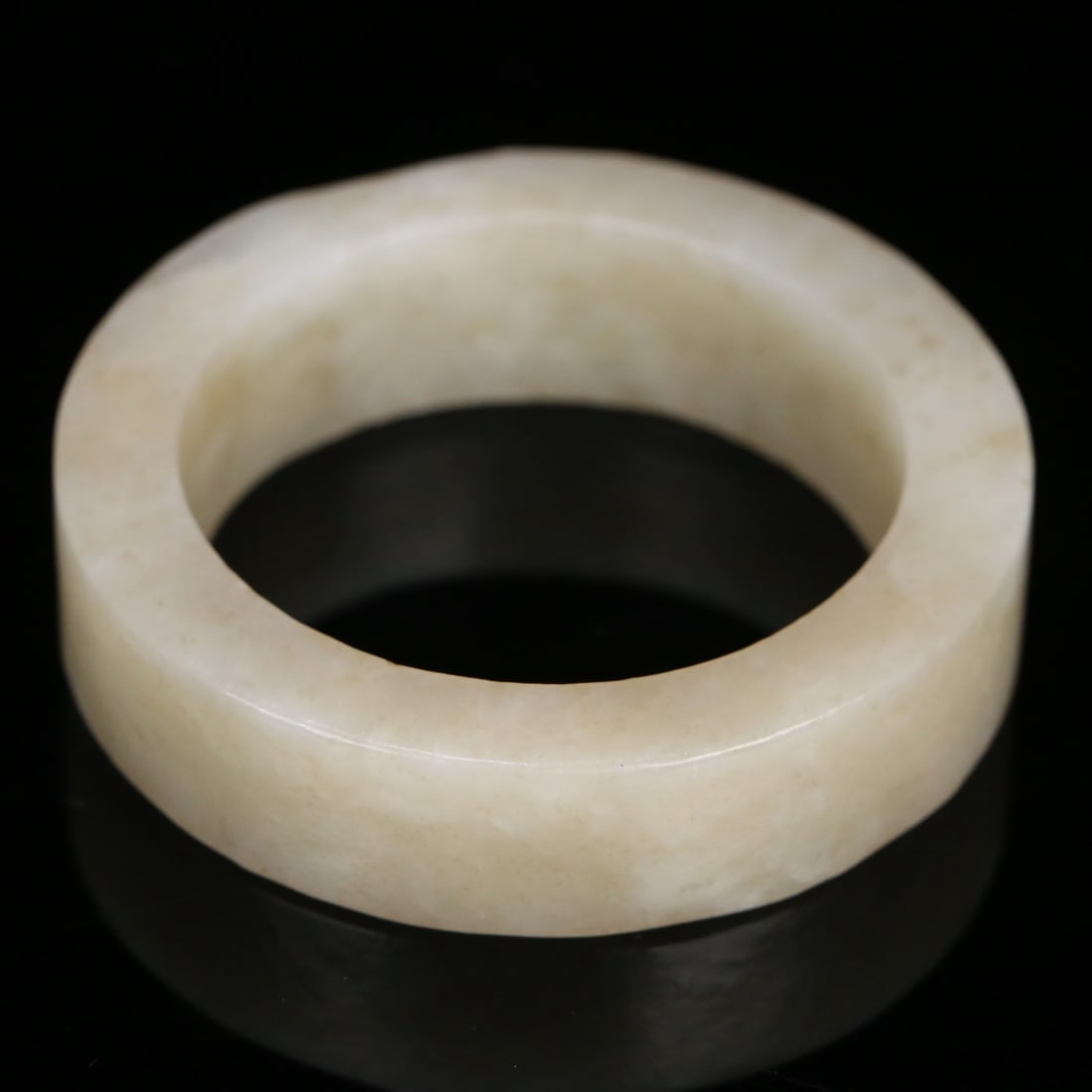 A beautiful Hetian jade wide-strip bracelet: Exquisite Hetian jade wide-strip bracelet Size: lnside diameter: 5.4T: 1W:1.7cm W:0.096 kg Size: lnside diameter: 5.4T: 1W:1.7cm W:0.096 kg (The Dimensions Of All Batches Are Manually Measured.If You 