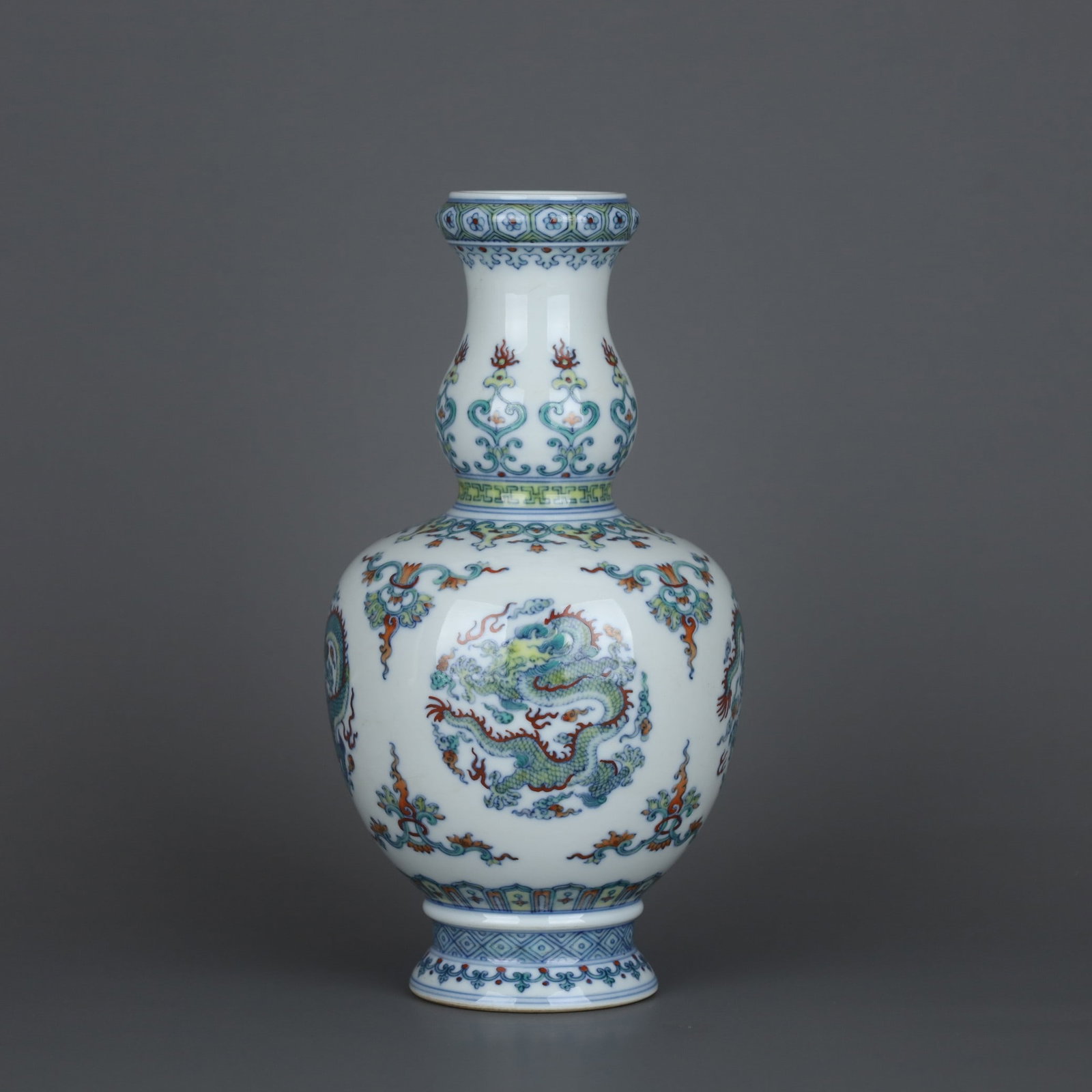 A gourd vase with dragon patterns made during the Yongzheng period of the Qing Dynasty (1 of 9)