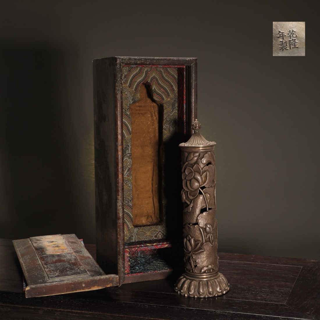 A pure silver lotus leaf-patterned incense tube from the Qing Dynasty: A pure silver lotus leaf-patterned incense tube from the Qing Dynasty Size: H: 27cm Belly diameter: 5.6cm bottomD: 9cm W: 0.556 kg Size: H: 27cm Belly diameter: 5.6cm bottomD: 9cm W: 0.556 kg (The Dim