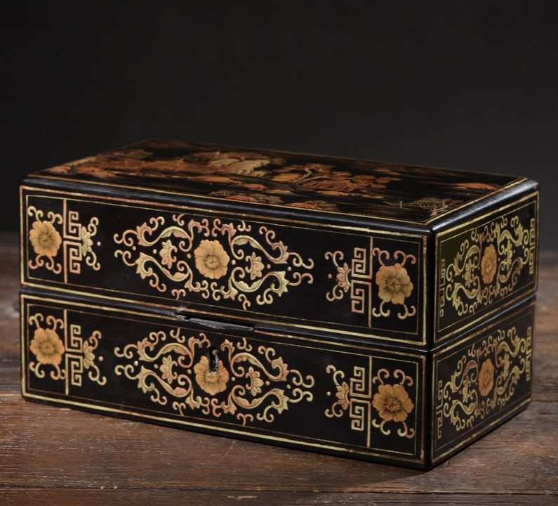 A beautiful wood-based gold-painted lacquerware landscape makeup case (1 of 9)