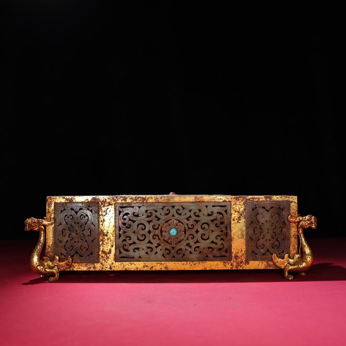 A beautiful Hetian jade bronze jade pillow inlaid with jade: Exquisite Hetian jade bronze inlaid jade pillow Size:35.3x9.2x8.4cm W: 3.111 kg Size:35.3x9.2x8.4cm W: 3.111 kg (The Dimensions Of All Batches Are Manually Measured.If You Need More Detailed
