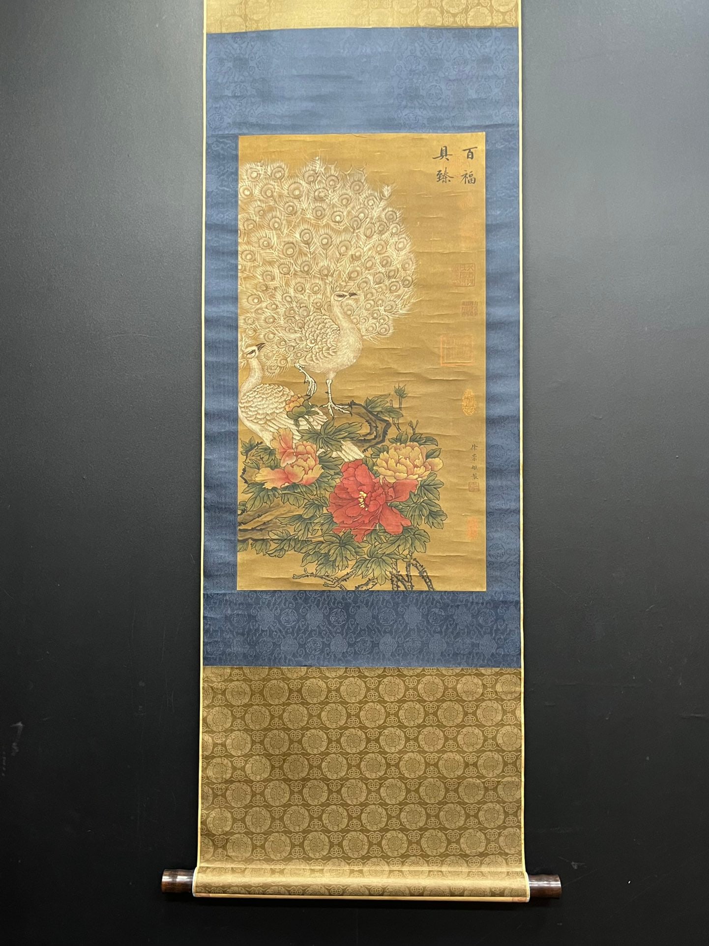 A silk bird-and-flower scroll by Song Dynasty Xu Chongju: Silk floral and bird painting by Xu Chongju of the Song Dynasty Size:37x68cm Size:37x68cm (The Dimensions Of All Batches Are Manually Measured.If You Need More Detailed Information, Please Contact