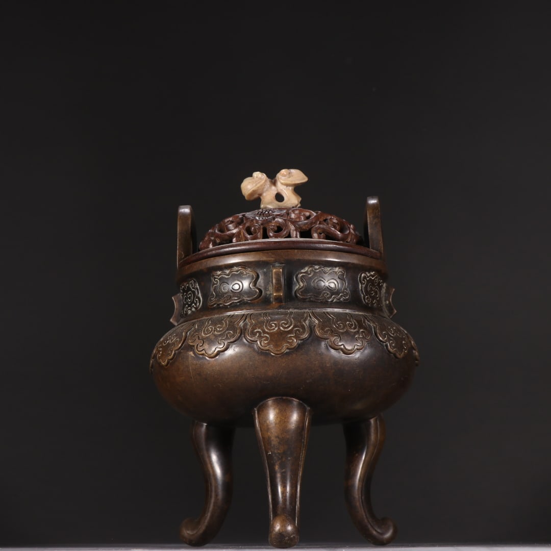 A Ming Dynasty bronze three-legged incense burner: A Ming Dynasty bronze three-legged incense burner Size: H: 22cm W: 15cm W: 2.0847 kg Size: H: 22cm W: 15cm W: 2.0847 kg (The Dimensions Of All Batches Are Manually Measured.If You Need More Detailed I