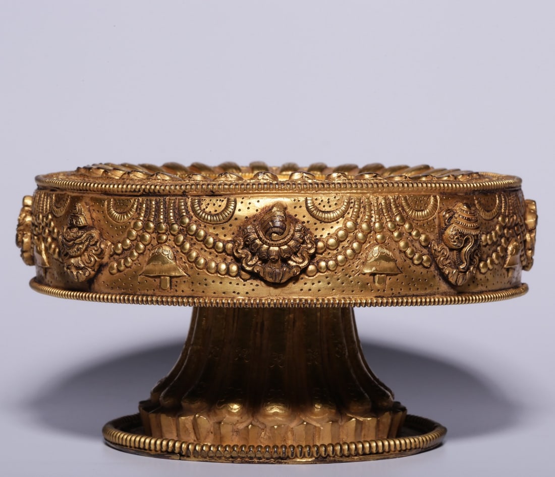 A Qing Dynasty bronze gilt eight-treasure pattern Manza plate base: Qing Dynasty bronze gilt eight-treasure pattern Manza plate base Size: H:10cm D:18 cm W: 0.842 kg Size: H:10cm D:18 cm W: 0.842 kg (The Dimensions Of All Batches Are Manually Measured.If You Need More