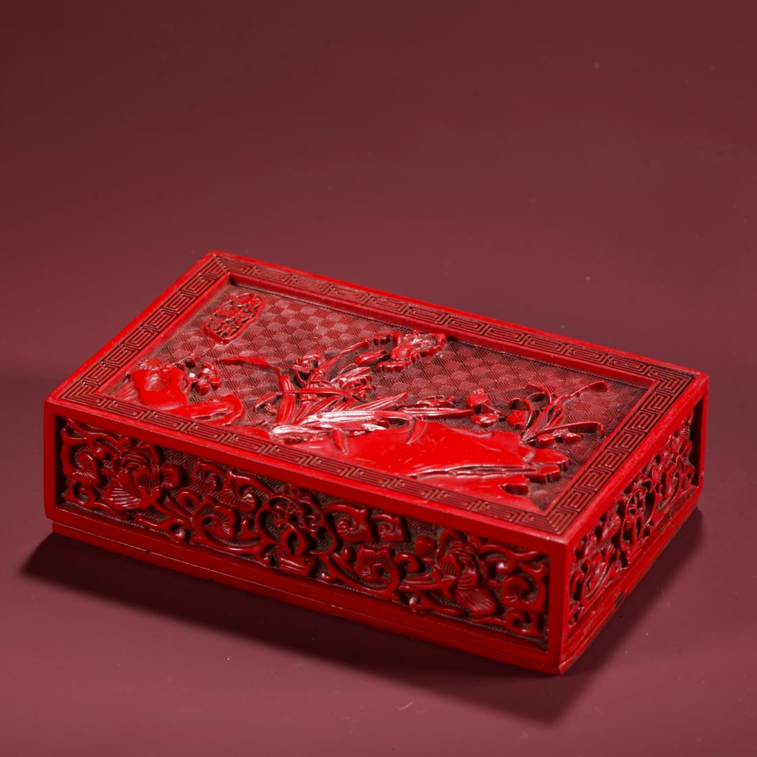 A delicate red lacquerware floral pattern study box: Exquisite decorative red lacquerware floral study box Size: L: 16cm W: 10cm H: 4cm W: 0.45 kg Size: L: 16cm W: 10cm H: 4cm W: 0.45 kg (The Dimensions Of All Batches Are Manually Measured.If You Need M
